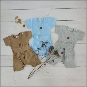 Brązowy komplet na lato dla niemowlaka. Body, spodenki na lato dla noworodka. Niemowlęcy, bawełniany zestaw na lato.