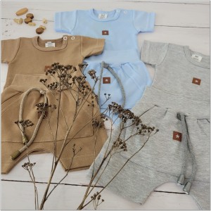 Brązowy komplet na lato dla niemowlaka. Body, spodenki na lato dla noworodka. Niemowlęcy, bawełniany zestaw na lato.