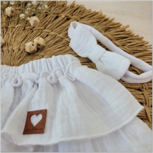 Muślinowy komplet na lato dla dziewczynki. Muślinowe bloomersy dla niemowlaka. Białe bloomersy na lato dla dziewczynki.
