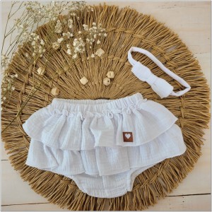 Muślinowy komplet na lato dla dziewczynki. Muślinowe bloomersy dla niemowlaka. Białe bloomersy na lato dla dziewczynki.