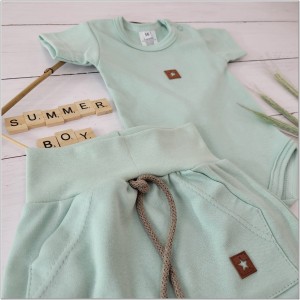 Zielony komplet na lato dla niemowlaka. Body, spodenki na lato dla noworodka. Niemowlęcy, bawełniany zestaw na lato.