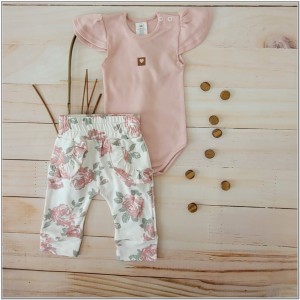Komplet dla dziewczynki:  body z krótkim rękawkiem, spodnie z falbankami. Bawełniany komplet na wiosnę, lato, jesień. Funkcjonalny zestaw niemowlęcy różowy w kwiaty.