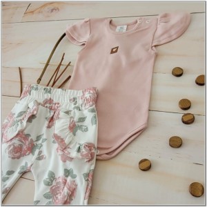 Komplet dla dziewczynki:  body z krótkim rękawkiem, spodnie z falbankami. Bawełniany komplet na wiosnę, lato, jesień. Funkcjonalny zestaw niemowlęcy różowy w kwiaty.