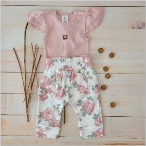 Komplet dla dziewczynki:  body z krótkim rękawkiem, spodnie z falbankami. Bawełniany komplet na wiosnę, lato, jesień. Funkcjonalny zestaw niemowlęcy różowy w kwiaty.
