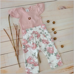 Komplet dla dziewczynki:  body z krótkim rękawkiem, spodnie z falbankami. Bawełniany komplet na wiosnę, lato, jesień. Funkcjonalny zestaw niemowlęcy różowy w kwiaty.