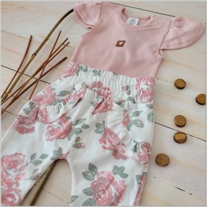 Komplet dla dziewczynki:  body z krótkim rękawkiem, spodnie z falbankami. Bawełniany komplet na wiosnę, lato, jesień. Funkcjonalny zestaw niemowlęcy różowy w kwiaty.