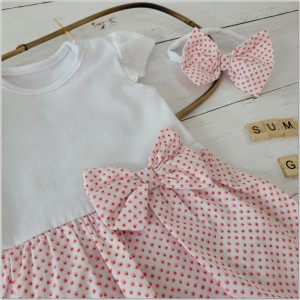 Piękny komplet 2 częściowy na lato bodosukienka krótki rękaw +opaska dla dziewczynki .Bodosukienka i opaska ozdobione są pięknymi kokardkami kolor biało-różowa