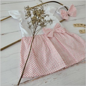 Piękny komplet 2 częściowy na lato bodosukienka krótki rękaw +opaska dla dziewczynki .Bodosukienka i opaska ozdobione są pięknymi kokardkami kolor biało-różowa