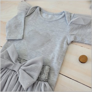 Bawełniany szary komplet dla dziewczynki z tiulową spódniczką. Idealny zestaw na prezent dla dziewczynki. Zestaw z  kokardą dla dziewczynki.