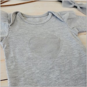 Bawełniany szary komplet dla dziewczynki z tiulową spódniczką. Idealny zestaw na prezent dla dziewczynki. Zestaw z  kokardą dla dziewczynki.