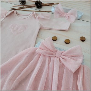 Bawełniany różowy komplet dla dziewczynki z tiulową spódniczką. Idealny zestaw na prezent dla dziewczynki. Zestaw z  kokardą dla dziewczynki.
