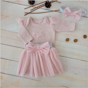 Bawełniany różowy komplet dla dziewczynki z tiulową spódniczką. Idealny zestaw na prezent dla dziewczynki. Zestaw z  kokardą dla dziewczynki.