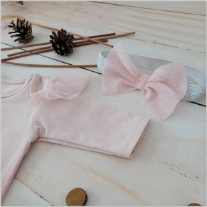Bawełniany różowy komplet dla dziewczynki z tiulową spódniczką. Idealny zestaw na prezent dla dziewczynki. Zestaw z  kokardą dla dziewczynki.