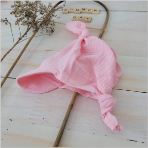 Muślinowa, wiązana czapka dla niemowlaka. Przewiewna czapka na lato dla noworodka. Różowa, cienka czapeczka na lato dla niemowlaka, noworodka.