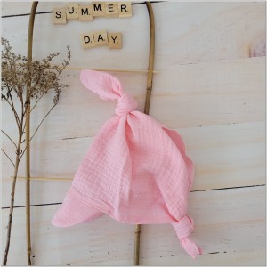 Muślinowa, wiązana czapka dla niemowlaka. Przewiewna czapka na lato dla noworodka. Różowa, cienka czapeczka na lato dla niemowlaka, noworodka.