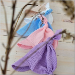 Muślinowa, wiązana czapka dla niemowlaka. Przewiewna czapka na lato dla noworodka. Różowa, cienka czapeczka na lato dla niemowlaka, noworodka.