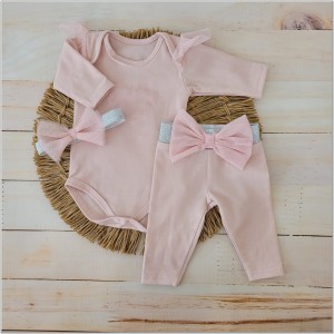 Bawełniany różowy komplet dla dziewczynki z legginsami. Idealny zestaw na prezent dla dziewczynki. Zestaw z tiulem i kokardą dla dziewczynki.