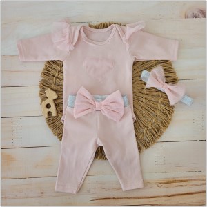 Bawełniany różowy komplet dla dziewczynki z legginsami. Idealny zestaw na prezent dla dziewczynki. Zestaw z tiulem i kokardą dla dziewczynki.