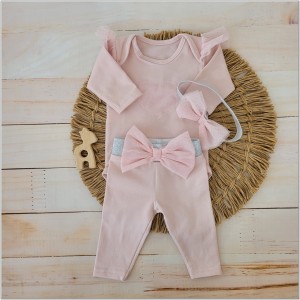 Bawełniany różowy komplet dla dziewczynki z legginsami. Idealny zestaw na prezent dla dziewczynki. Zestaw z tiulem i kokardą dla dziewczynki.