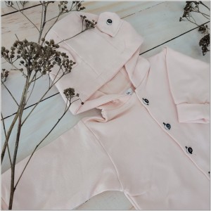 Dresowy bawełniany wiosenny, letni, jesienny kombinezon niemowlęcy. Pajac dla niemowlaka łososiowy różowy.  Dres dla noworodka