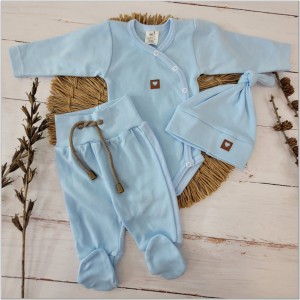 Uniwersalny komplet niemowlęcy z czapeczką. Niebieski, bawełniany zestaw dla noworodka. Body, spodnie, czapeczka na wyjście ze szpitala. Pomysł na prezent dla noworodka.