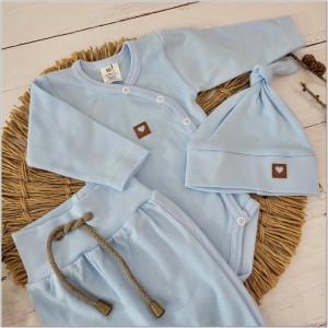 Uniwersalny komplet niemowlęcy z czapeczką. Niebieski, bawełniany zestaw dla noworodka. Body, spodnie, czapeczka na wyjście ze szpitala. Pomysł na prezent dla noworodka.