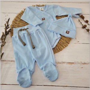 Uniwersalny komplet niemowlęcy z czapeczką. Niebieski, bawełniany zestaw dla noworodka. Body, spodnie, czapeczka na wyjście ze szpitala. Pomysł na prezent dla noworodka.
