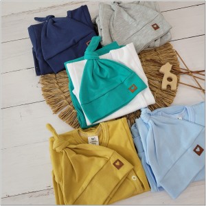 Uniwersalny komplet niemowlęcy z czapeczką. Niebieski, bawełniany zestaw dla noworodka. Body, spodnie, czapeczka na wyjście ze szpitala. Pomysł na prezent dla noworodka.