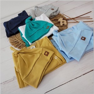 Uniwersalny komplet niemowlęcy z czapeczką. Niebieski, bawełniany zestaw dla noworodka. Body, spodnie, czapeczka na wyjście ze szpitala. Pomysł na prezent dla noworodka.