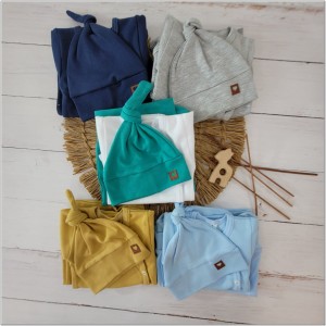 Uniwersalny komplet niemowlęcy z czapeczką. Niebieski, bawełniany zestaw dla noworodka. Body, spodnie, czapeczka na wyjście ze szpitala. Pomysł na prezent dla noworodka.