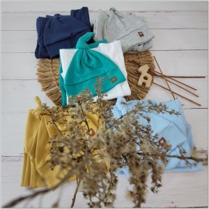 Uniwersalny komplet niemowlęcy z czapeczką. Niebieski, bawełniany zestaw dla noworodka. Body, spodnie, czapeczka na wyjście ze szpitala. Pomysł na prezent dla noworodka.