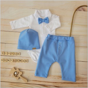 Elegancki niebieski komplet chłopięcy na chrzest, wesela, uroczystości. Elegancki zestaw: bawełniane body,  elastyczne spodnie, muszka, czapka. Modny garniturek dla chłopca.