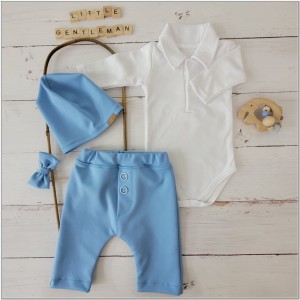 Elegancki niebieski komplet chłopięcy na chrzest, wesela, uroczystości. Elegancki zestaw: bawełniane body,  elastyczne spodnie, muszka, czapka. Modny garniturek dla chłopca.