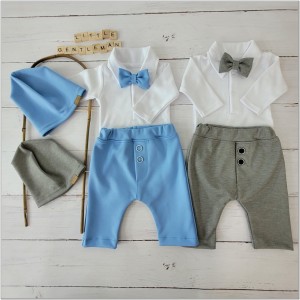 Elegancki niebieski komplet chłopięcy na chrzest, wesela, uroczystości. Elegancki zestaw: bawełniane body,  elastyczne spodnie, muszka, czapka. Modny garniturek dla chłopca.