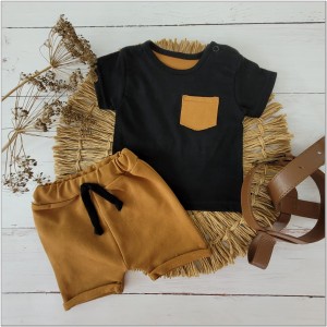 Wygodny bawełniany 2 częściowy komplet na lato dla niemowlaka tshirt-spodenki  cynamon +czarny .Idealny na letnie dni dla maluszka.