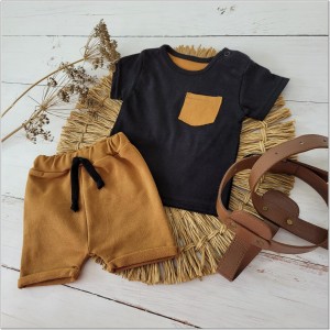 Wygodny bawełniany 2 częściowy komplet na lato dla niemowlaka tshirt-spodenki  cynamon +czarny .Idealny na letnie dni dla maluszka.