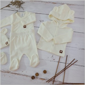 Wyprawka bawełniana 5 częściowa na wyjście ze szpitala. Wyprawka dla noworodka w kolorze ecru.