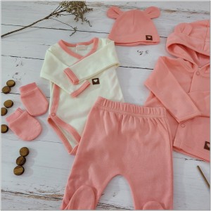 Wyprawka bawełniana 5 częściowa na wyjście ze szpitala. Wyprawka dla noworodka w kolorze koralowego różu.