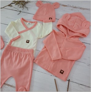 Wyprawka bawełniana 5 częściowa na wyjście ze szpitala. Wyprawka dla noworodka w kolorze koralowego różu.