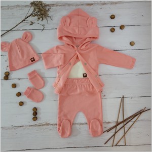 Wyprawka bawełniana 5 częściowa na wyjście ze szpitala. Wyprawka dla noworodka w kolorze koralowego różu.