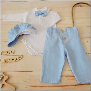 Elegancki  błękitny komplet  chłopięcy na chrzest, wesela, uroczystości Elegancki zestaw: bawełniane body,  elastyczne spodnie, muszka, czapka. Modny garniturek dla chłopca.