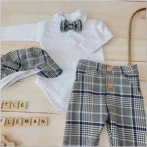 Elegancki  komplet w kratkę chłopięcy na chrzest, wesela, uroczystości Elegancki zestaw: bawełniane body,  elastyczne spodnie, muszka, czapka. Modny garniturek dla chłopca.