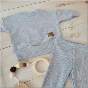 Komplet niemowlęcy z legginsami prążkowanymi. Bluza oversize i legginsy niemowlęce. Modny komplet dziecięcy. Must have w garderobie niemowlaka i dziecka.