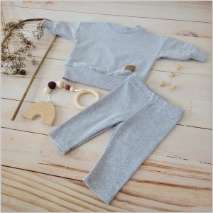 Komplet niemowlęcy z legginsami prążkowanymi. Bluza oversize i legginsy niemowlęce. Modny komplet dziecięcy. Must have w garderobie niemowlaka i dziecka.