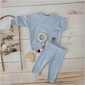 Komplet niemowlęcy z legginsami prążkowanymi. Bluza oversize i legginsy niemowlęce. Modny komplet dziecięcy. Must have w garderobie niemowlaka i dziecka.
