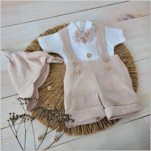 Komplet muślinowy na chrzest ze spodenkami na szelkach. Przewiewny komplet dla chłopczyk  na lato. Muślinowy zestaw: body, czapka, muszka i spodenki na szelkach.