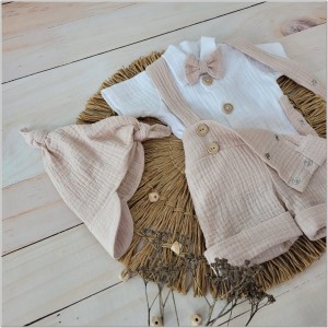 Komplet muślinowy na chrzest ze spodenkami na szelkach. Przewiewny komplet dla chłopczyk  na lato. Muślinowy zestaw: body, czapka, muszka i spodenki na szelkach.