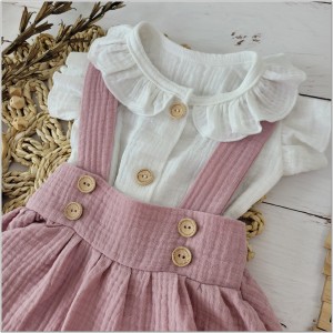 Komplet muślinowy na chrzest spódniczka z szelkami. Przewiewny komplet dla dziewczynki na lato. Muślinowy zestaw: body, opaska i spódniczka na szelkach.