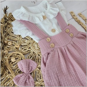 Komplet muślinowy na chrzest spódniczka z szelkami. Przewiewny komplet dla dziewczynki na lato. Muślinowy zestaw: body, opaska i spódniczka na szelkach.