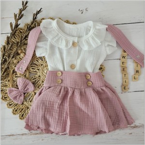 Komplet muślinowy na chrzest spódniczka z szelkami. Przewiewny komplet dla dziewczynki na lato. Muślinowy zestaw: body, opaska i spódniczka na szelkach.